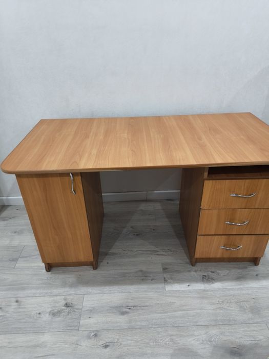 Продам стол офисный