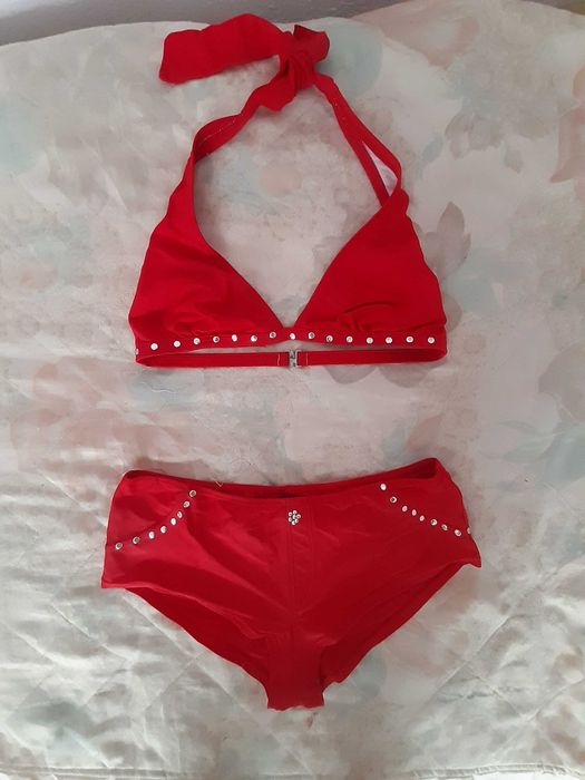 Червен бански М размер