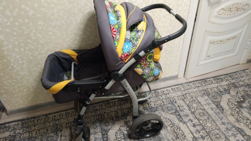 Продам коляску все сезонную