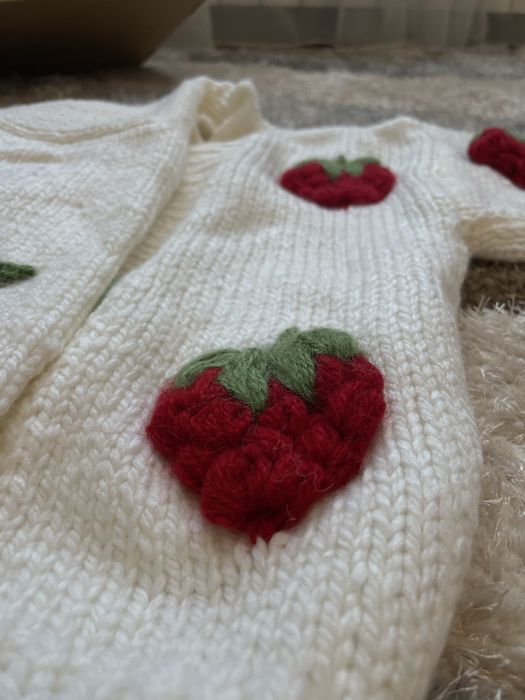 Ръчно плетена жилетка с 3 Д ягоди