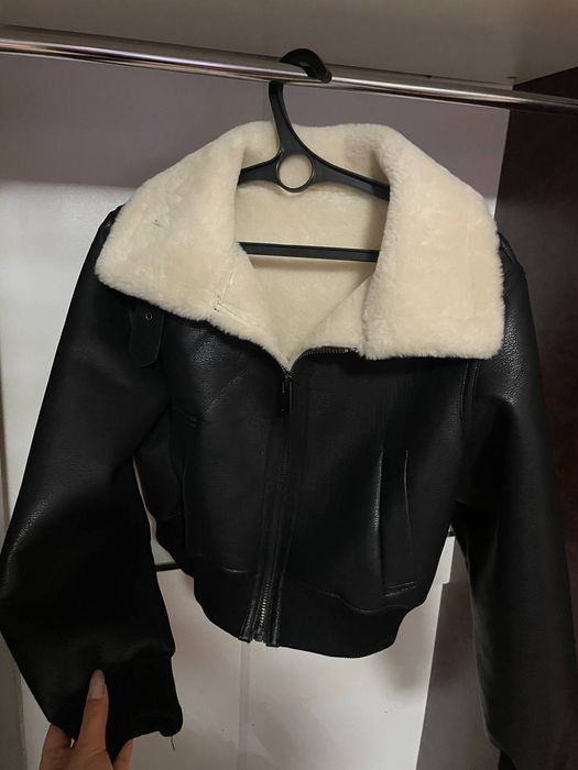 Куртка с белым мехом размер L