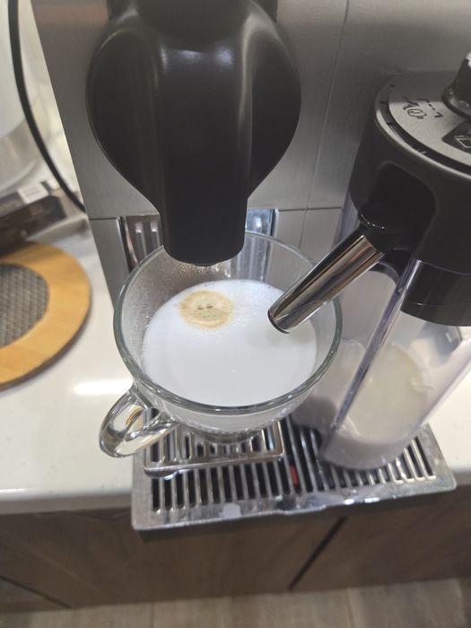 Кафе машина  с капсули Delonghi Latissima