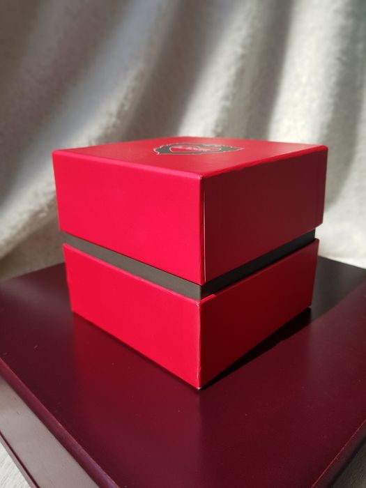 Продавам дамски часовник Loisir - сертификат и луксозна кутия.