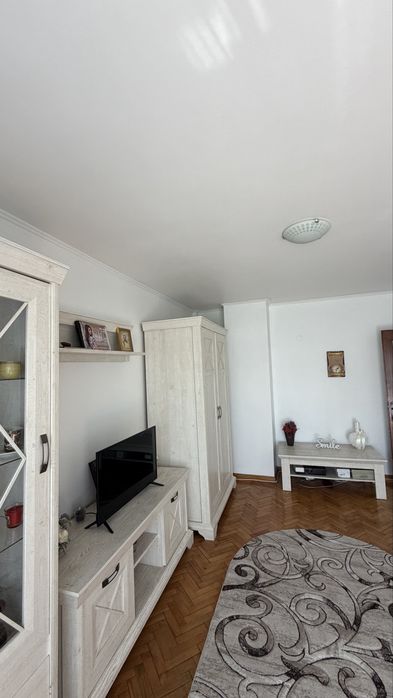 Apartament de inchiriat cu 2 camere, decomandat, etajul 1, str. Victoriei, balcon inchis, 52 mp