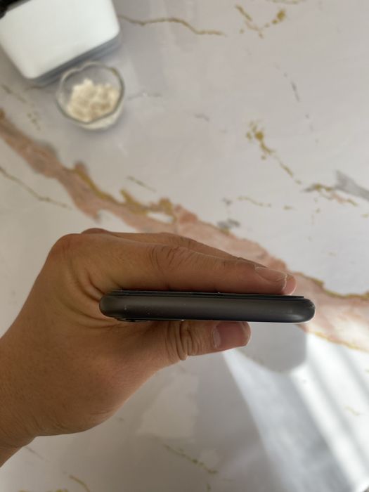 Продам 11 айфон 64 g