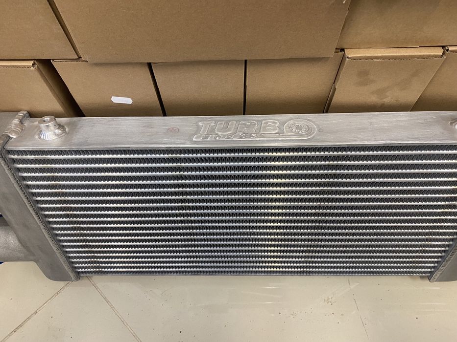 TurboWorks универсален интеркулер Intercooler 600х300х76 едностранен