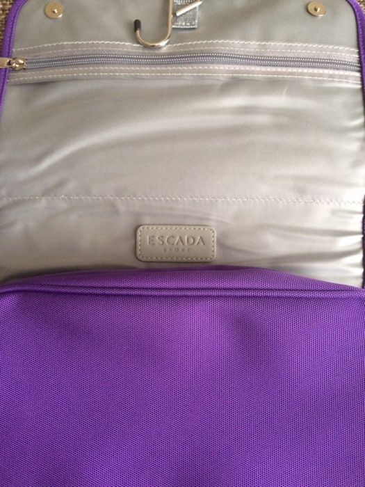 Продам дорожную косметичку ESCADA