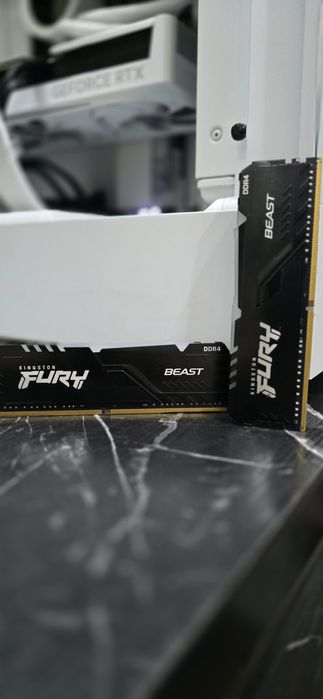 Озу Ddr4  разная , разных объёмов и бренда , разных частот.