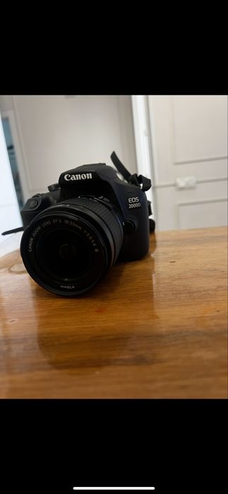 Фотоаппарат Canon EOS 2000D