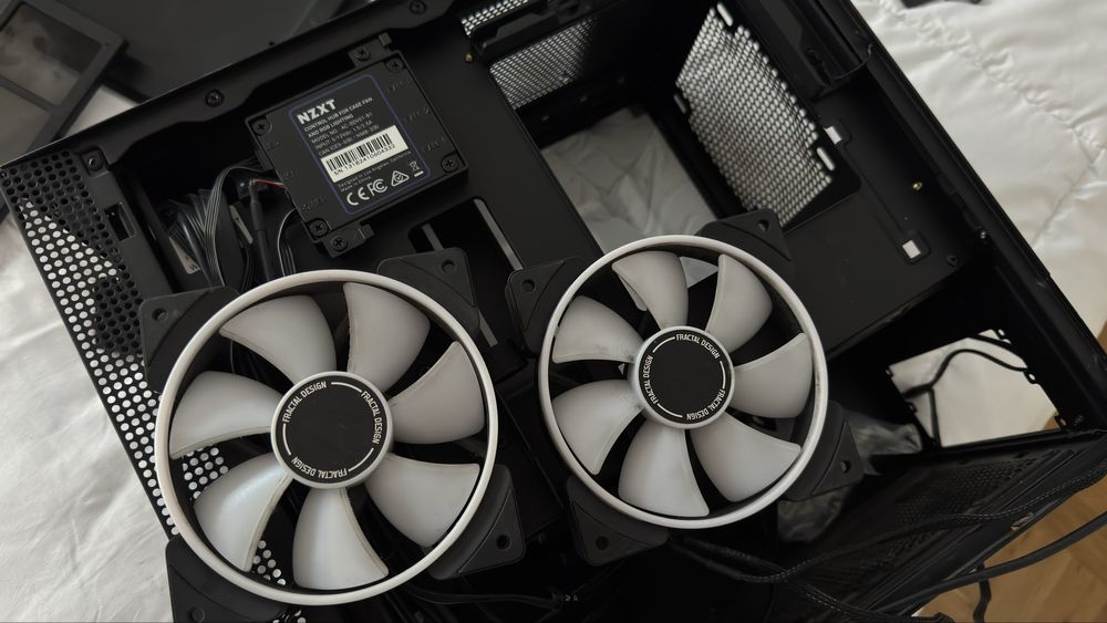 Компютърна кутия Nzxt h200i