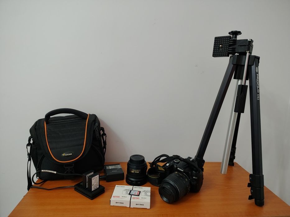Nikon D5000. 2 Obiective + Trepied.