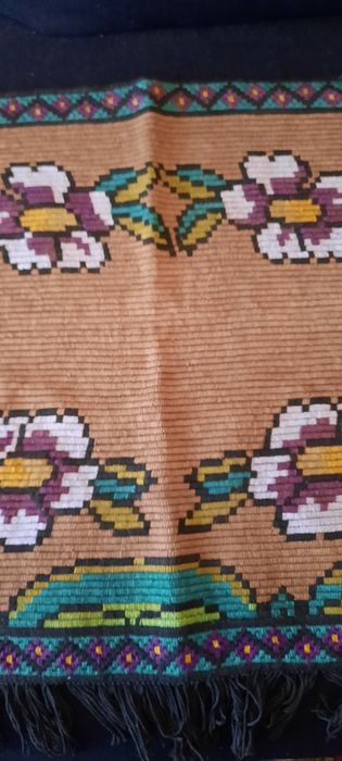 Ръчно ушит ковьор, 2 бр. ретро възглавници