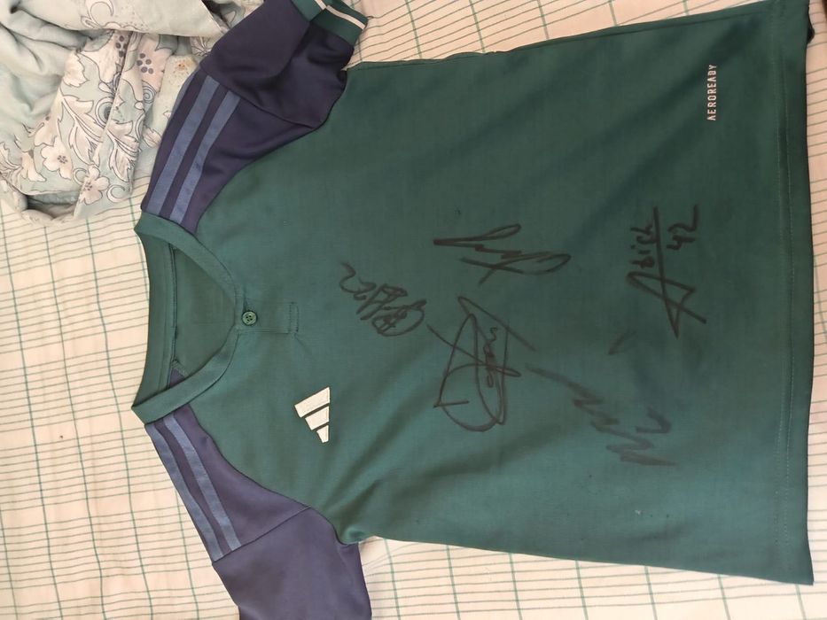 Футболка с автографами Казахстанских футболистов