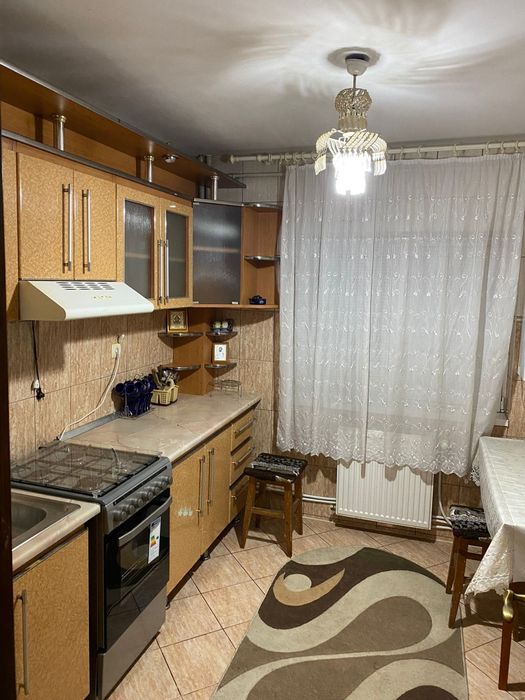 De închiriat apartament 3 camere decomandate 400 euro Bloc belvedere