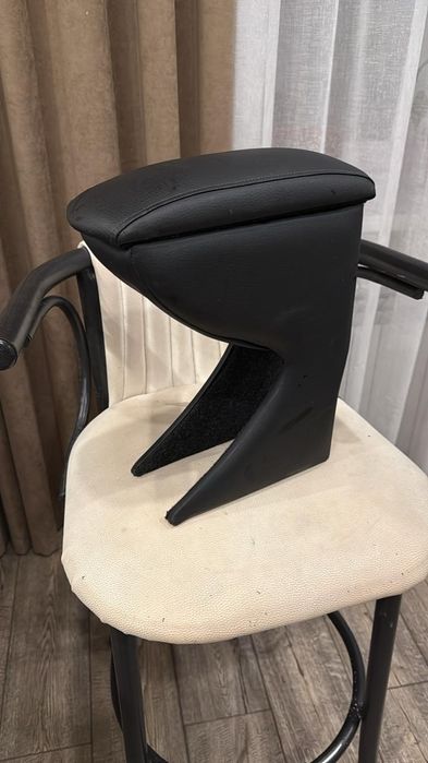 Подлокотник на авто,