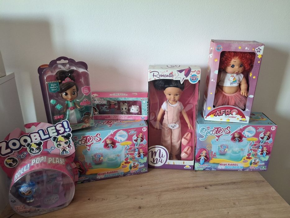 Vand lot jucarii cu 4 figurine Gabby' s Dollhouse, papusica Nella printesa cavaler, figurina  Zoobles ,2 sirene cu acvariu, papusa Mina si  Afro Doll