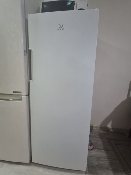 Морозильник Indesit DSZ вертикальный   белый с
