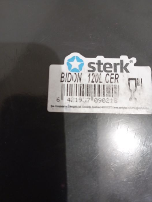 Бидон плюс два стъклени съда.