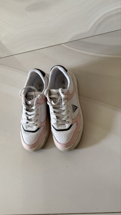 Маратонки Guess в бяло и розово