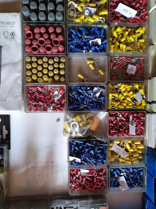 Пины красные, синие, жёлтые