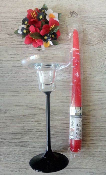 Стъклен свещник тип бокал с декорация от изкуствени цветя