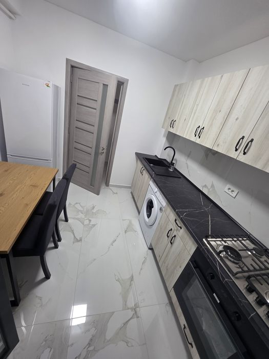 Inchiriez apartament,2 camere,bloc nou,crisul repede vis a vis de restaurantul" TRATORIA"