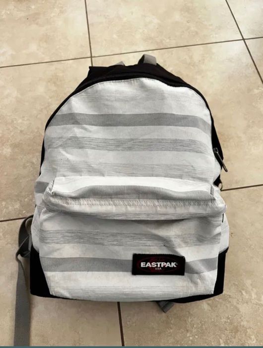 Vând rucsac Dakine Eastpak usa