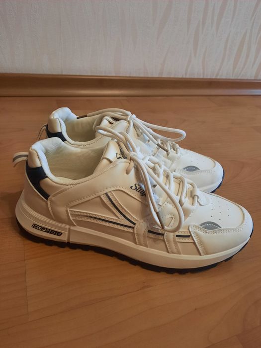 Женские кроссовки