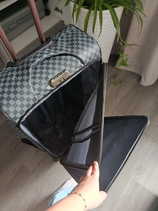 Продам чемодан, размер л