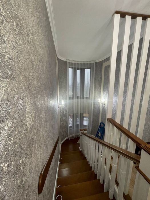 Не дорогая поклейка обоев