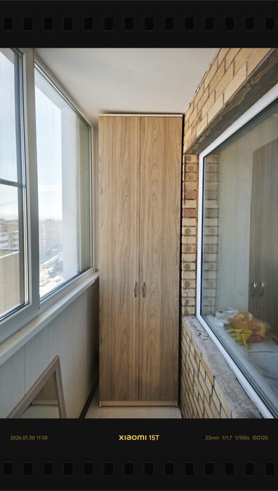 Два шкафа и зеркало