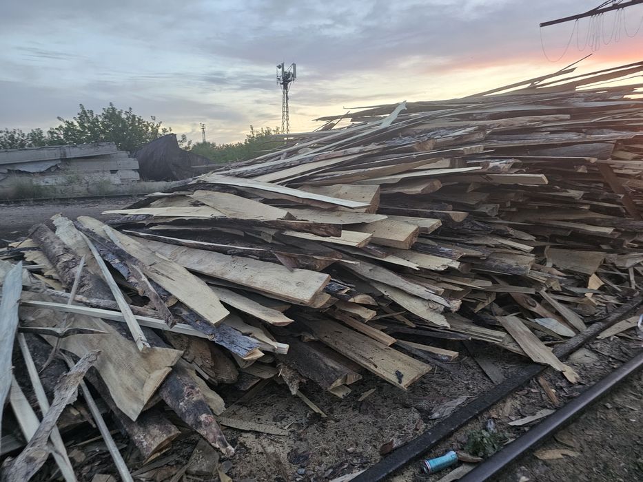 Дрова швырок опилки.