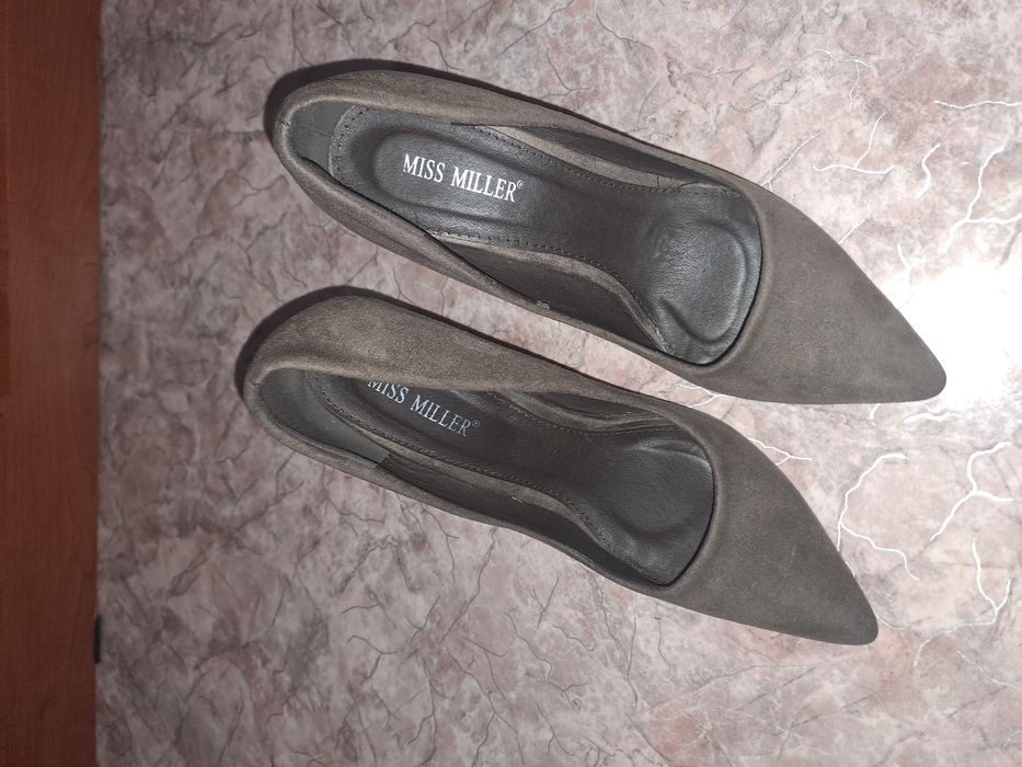 Продам туфли замшевые.