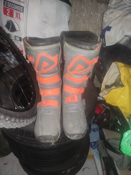 Каска с Ботуши Acerbic