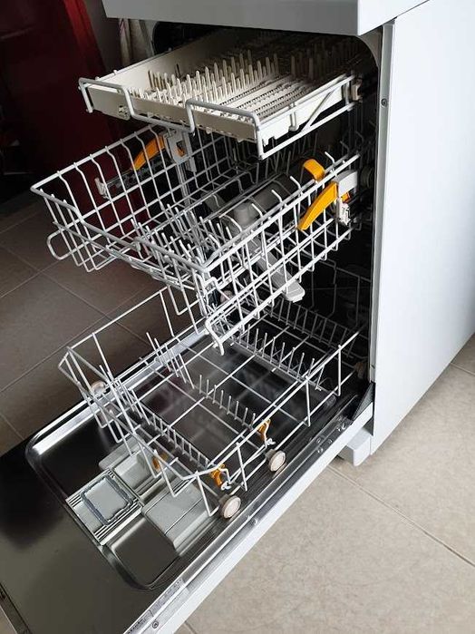 Miele Съдомиялна - 9 Комплекта - Свободностояща - 45см - Тясна