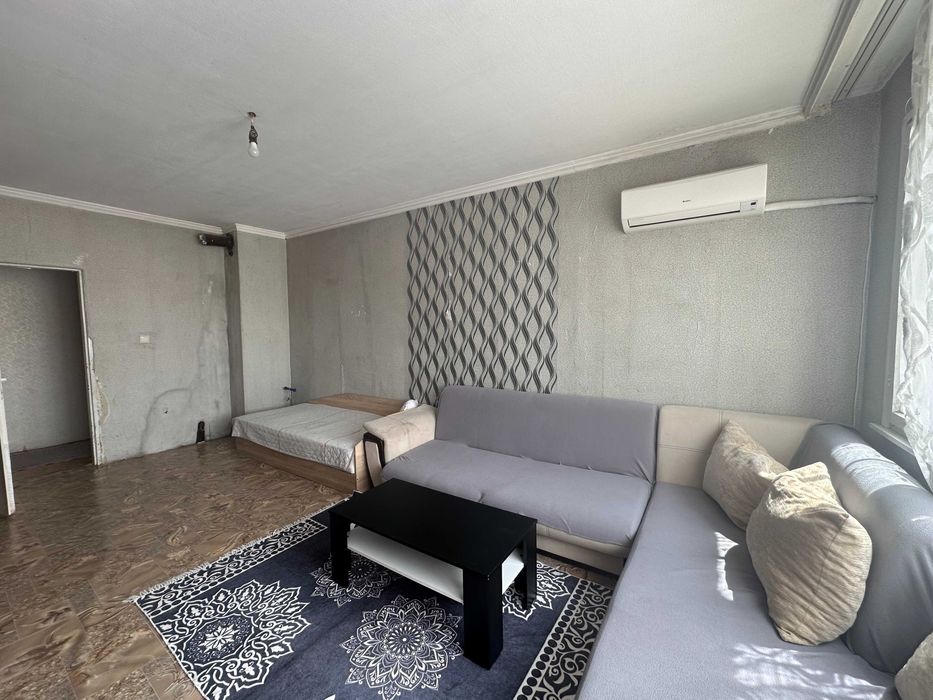 Продава четиристаен апартамент в кв. Зора