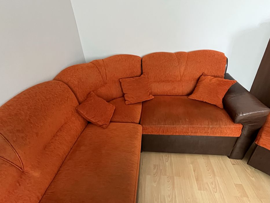 ПРОДАВАМ Холна гарнитура с ЛЕЖАНКА, функция СЪН + 2 табуретки