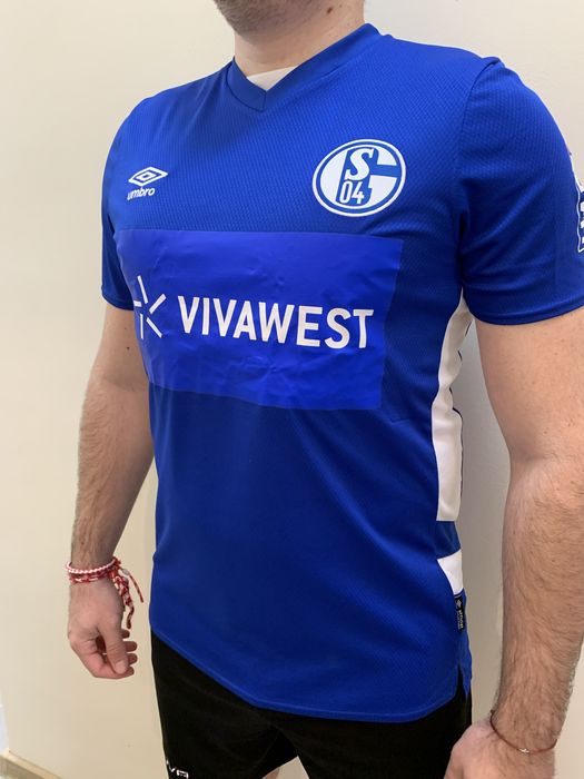 Футболни екипи и артикули