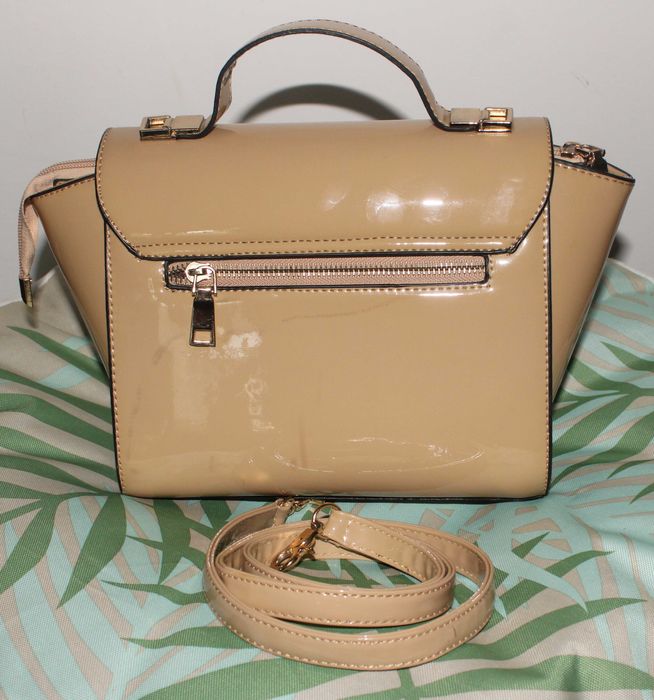 Красива бежова дамска чанта, изкуствена кожа