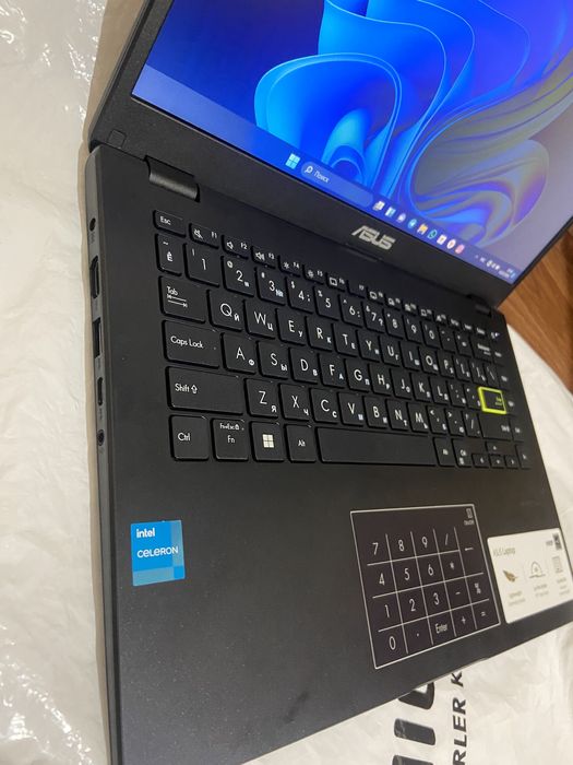 Asus новый ноут SSD 256gb