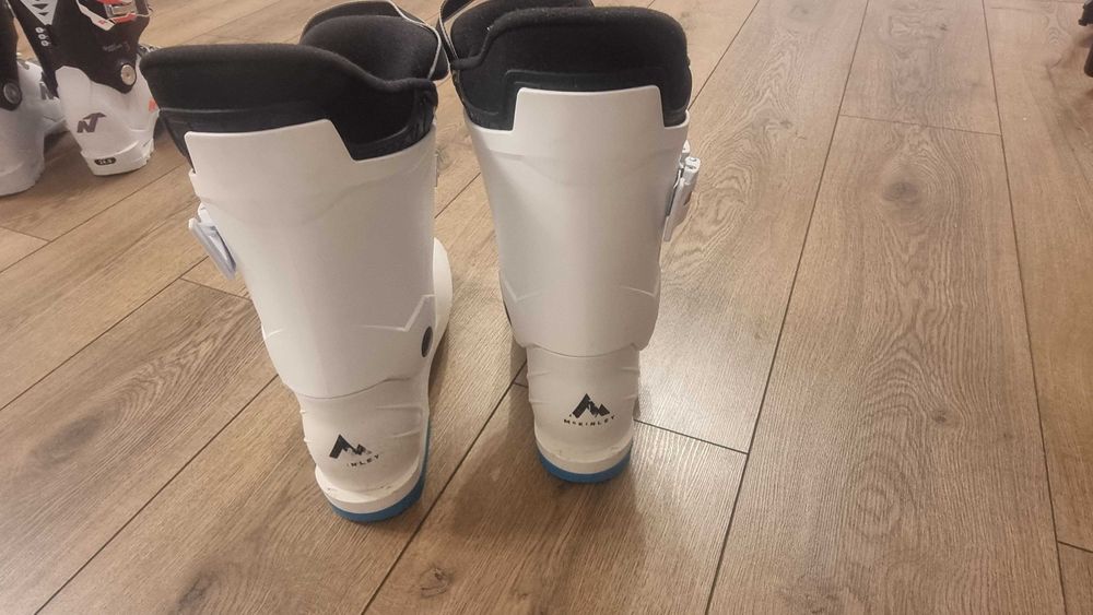 Schiuri Salomon 110 cm, clapari McKinley, mar 24-24.5 (36-38) si casca