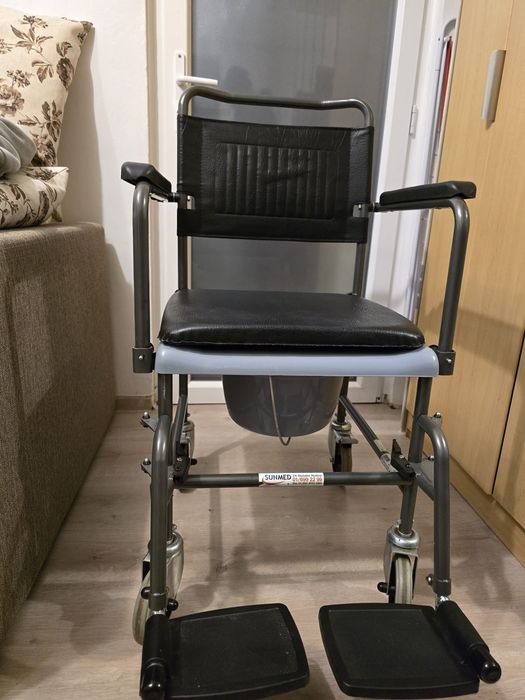 Scaun cu rotile si wc