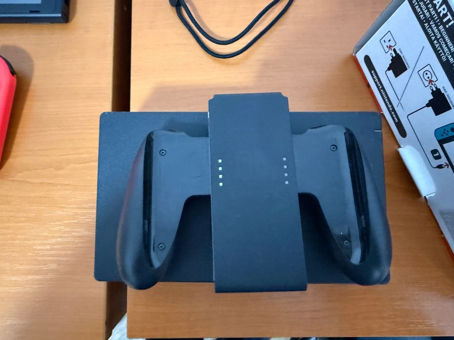 Nintendo switch red and blue si doua jocuri Mario si need for speed