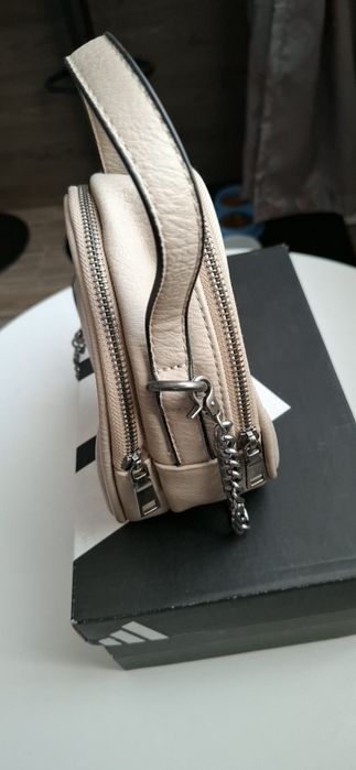 Vand poșeta model deosebit