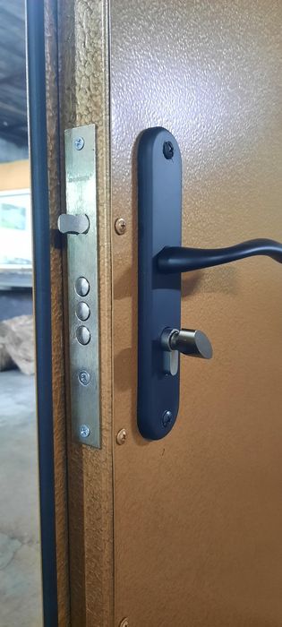 Металлические утеплённые входные двери