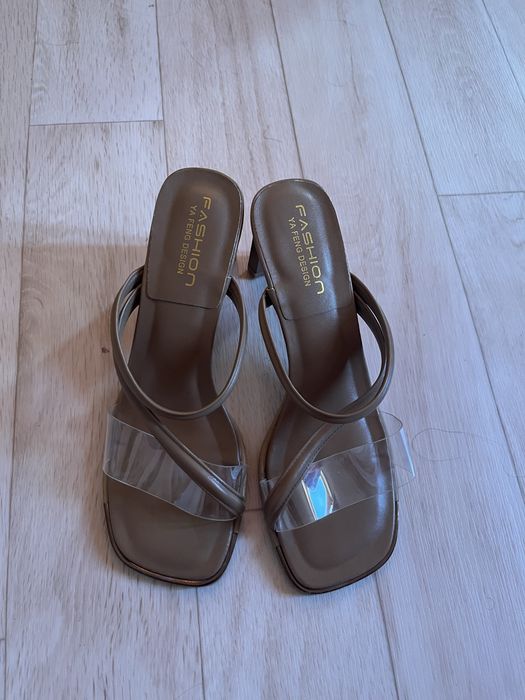 Продаю женские босоножки