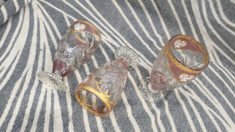 З стеклянных стаканана ножке