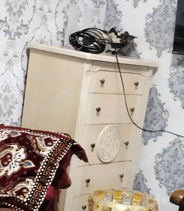 Zudlik bilan yotoqxona mebeli sotiladi. Qaymoqrang.