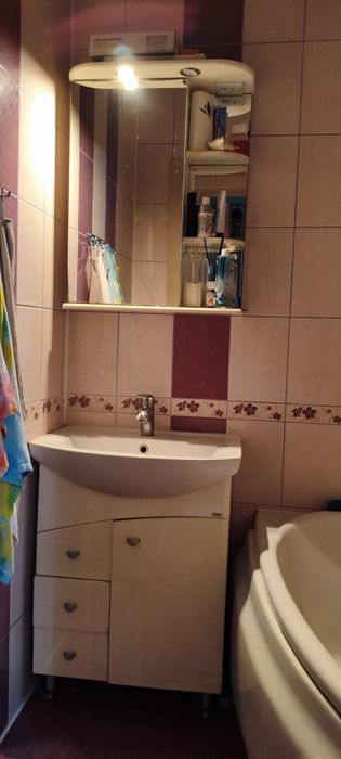 Раковина с тумбой и зеркалом
