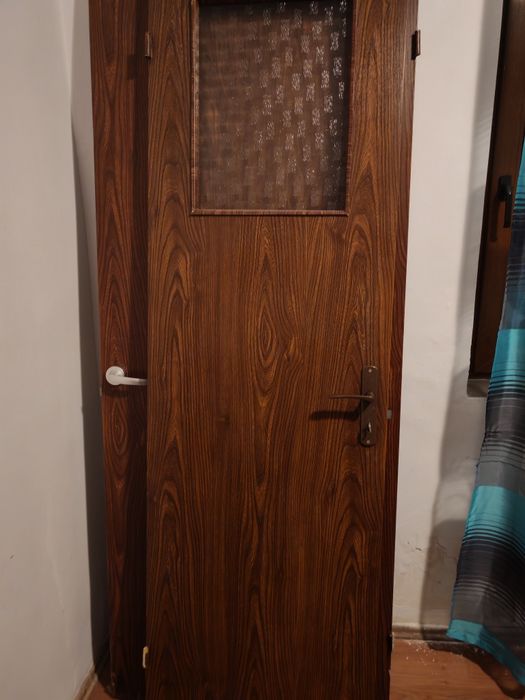Usi de interior colantate